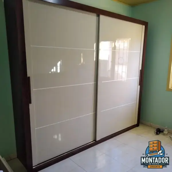 Trabalho realizado - Montagem de Guarda-Roupa